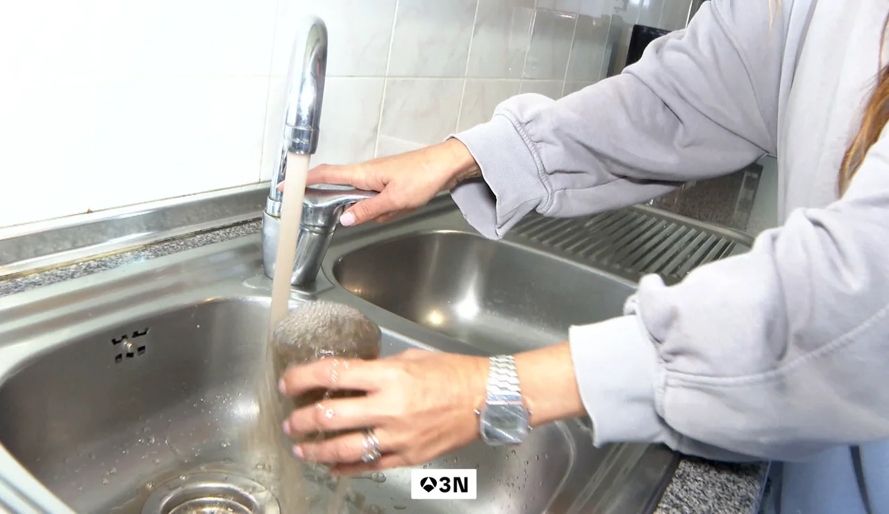 "Así me lavo, como los gatos": la vida sin agua potable en Casavieja