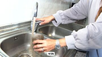 "As&iacute; me lavo, como los gatos": la vida sin agua potable en Casavieja