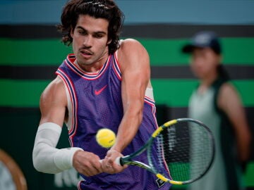 Carlos Alcaraz durante su primer partido en el Masters de Shangh&aacute;i