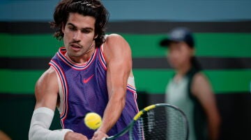 Carlos Alcaraz durante su primer partido en el Masters de Shangh&aacute;i