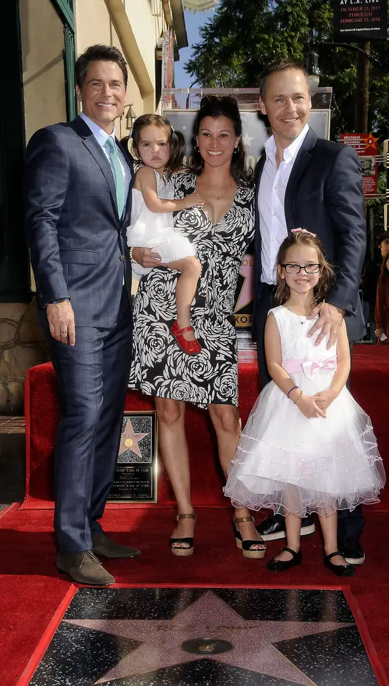 Rob Lowe junto a su hermano Chad, su cuñada y sus sobrinas Rob Lowe junto a su hermano Chad, su cuñada y sus sobrinas