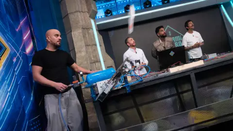 ¡Precisión a cuchillo! El arriesgado e increíble homenaje de El Hormiguero a Maluma ¡Precisión a cuchillo! El arriesgado e increíble homenaje de El Hormiguero a Maluma