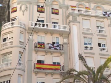 Banderas de Espa&ntilde;a y de Ceuta en las fachadas de la ciudad aut&oacute;noma