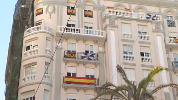 Banderas de Espa&ntilde;a y de Ceuta en las fachadas de la ciudad aut&oacute;noma