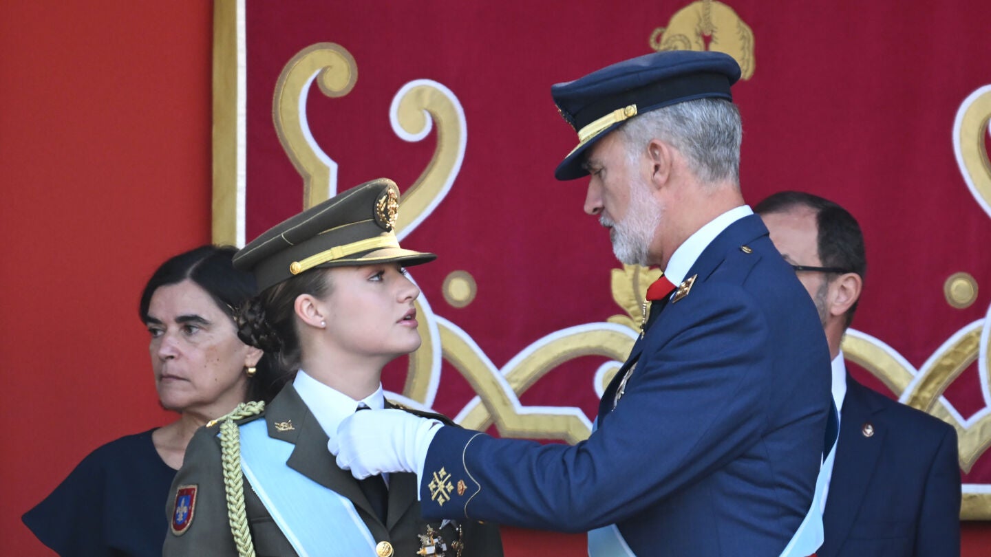 El rey Felipe VI le coloca el Tois&oacute;n de Oro a la princesa Leonor