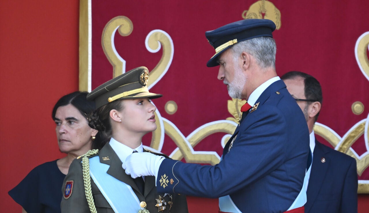 El rey Felipe VI le coloca el Tois&oacute;n de Oro a la princesa Leonor