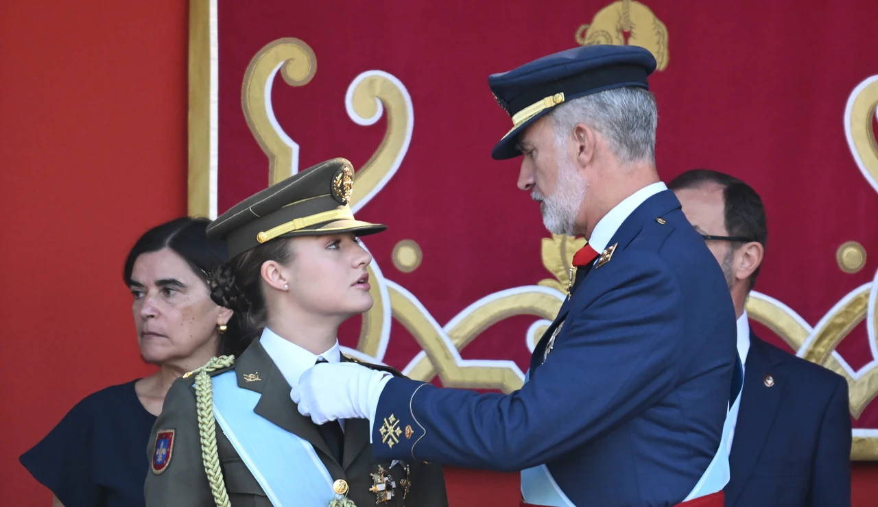 El rey Felipe VI le coloca el Toisón de Oro a la princesa Leonor