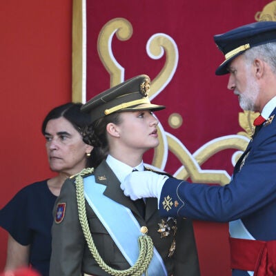 El rey Felipe VI le coloca el Tois&oacute;n de Oro a la princesa Leonor
