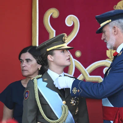 El rey Felipe VI le coloca el Toisón de Oro a la princesa Leonor