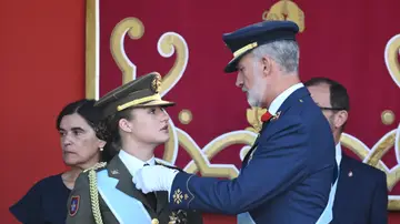 El rey Felipe VI le coloca el Toisón de Oro a la princesa Leonor El rey Felipe VI le coloca el Toisón de Oro a la princesa Leonor