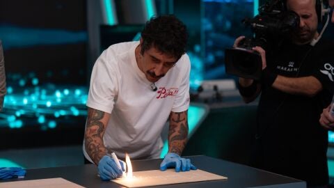 El aut&oacute;grafo m&aacute;s ardiente de Maluma: Marron revoluciona El Hormiguero con su experimento