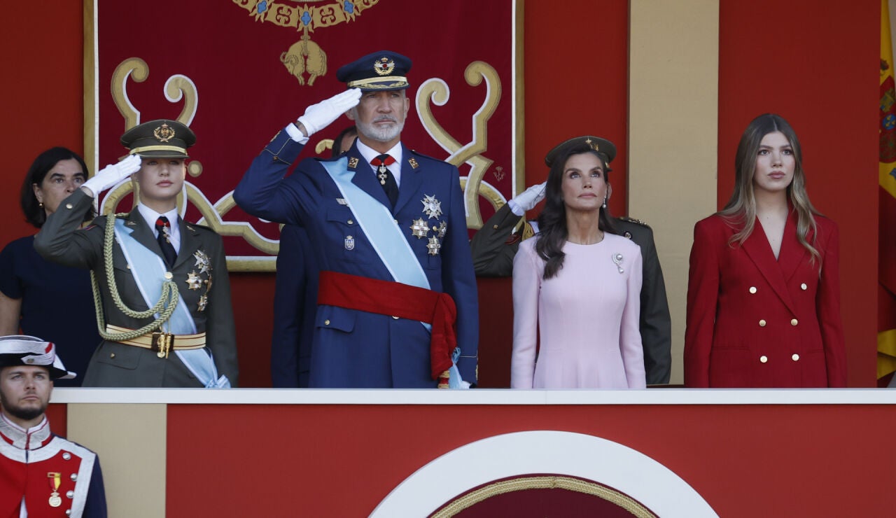 Los reyes Felipe y Letizia, la princesa Leonor y la infanta Sof&iacute;a, presiden juntos el desfile del D&iacute;a de la Hispanidad