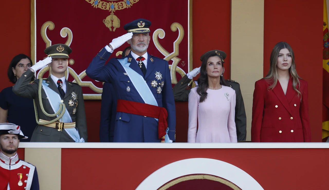 Los reyes Felipe y Letizia, la princesa Leonor y la infanta Sofía, presiden juntos el desfile del Día de la Hispanidad
