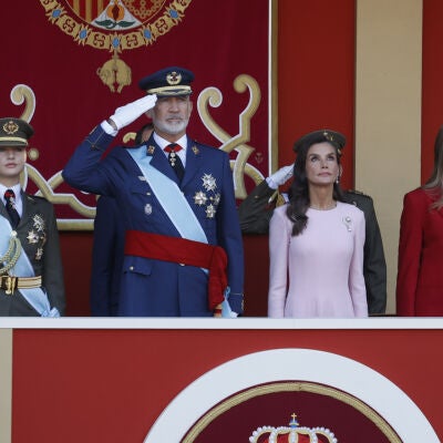 Los reyes Felipe y Letizia, la princesa Leonor y la infanta Sof&iacute;a, presiden juntos el desfile del D&iacute;a de la Hispanidad