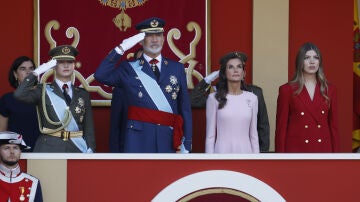 Los reyes Felipe y Letizia, la princesa Leonor y la infanta Sof&iacute;a, presiden juntos el desfile del D&iacute;a de la Hispanidad