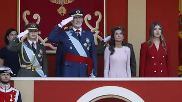 Los reyes Felipe y Letizia, la princesa Leonor y la infanta Sofía, presiden juntos el desfile del Día de la Hispanidad Los reyes Felipe y Letizia, la princesa Leonor y la infanta Sofía, presiden juntos el desfile del Día de la Hispanidad