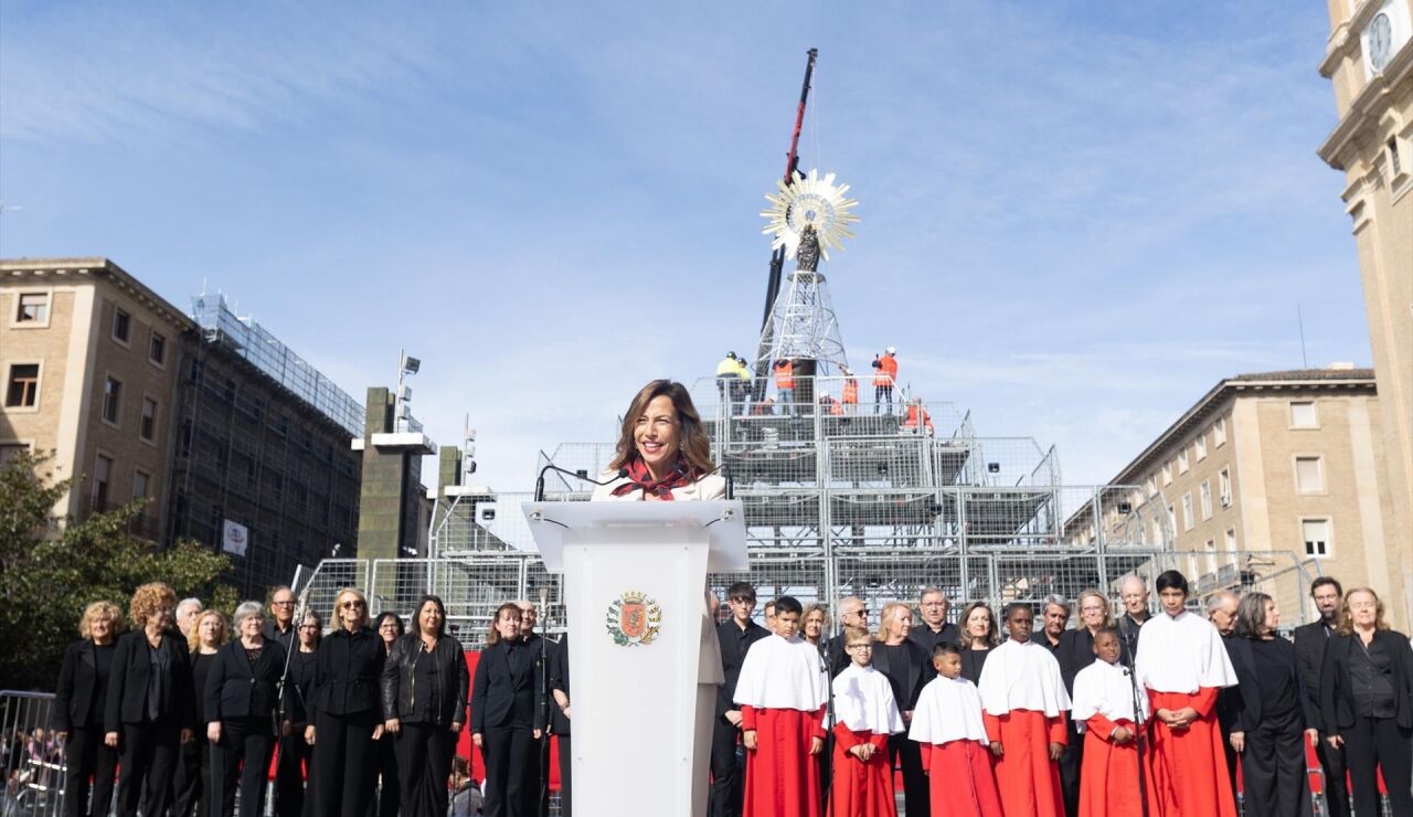 Imagen del acto de subida de la Virgen
