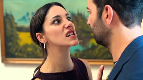 “Jamás te querré”: Zerrin pierde la paciencia con Demir y acaba golpeándole con un jarrón “Jamás te querré”: Zerrin pierde la paciencia con Demir y acaba golpeándole con un jarrón