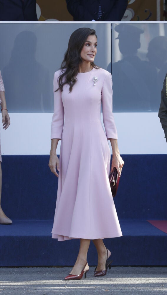 La reina Letizia durante el desfile militar del Día de la Hispanidad 2026
