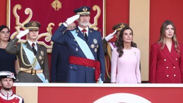 Imagen de la Princesa Leonor; el Rey Felipe VI; la Reina Letizia y la Infanta Sof&iacute;a, durante el acto solemne de homenaje a la bandera nacional y desfile militar por el 12 de octubre