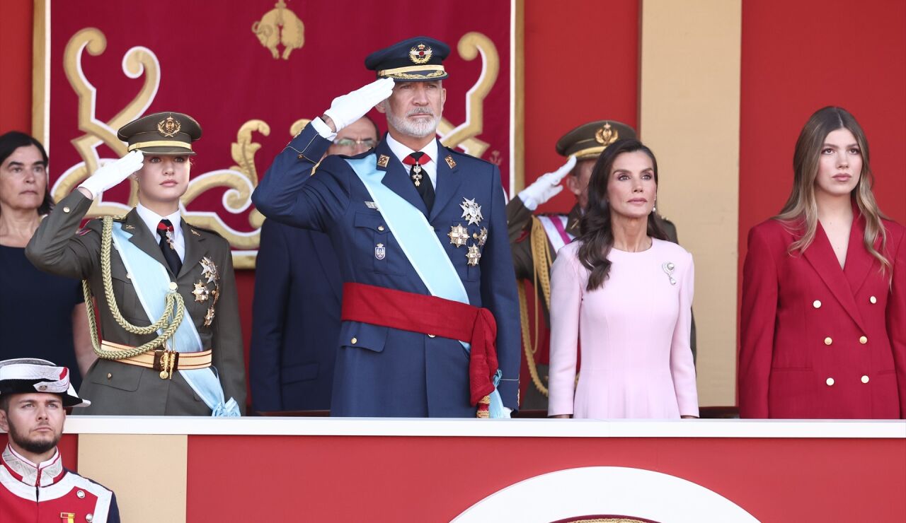 Imagen de la Princesa Leonor; el Rey Felipe VI; la Reina Letizia y la Infanta Sof&iacute;a, durante el acto solemne de homenaje a la bandera nacional y desfile militar por el 12 de octubre