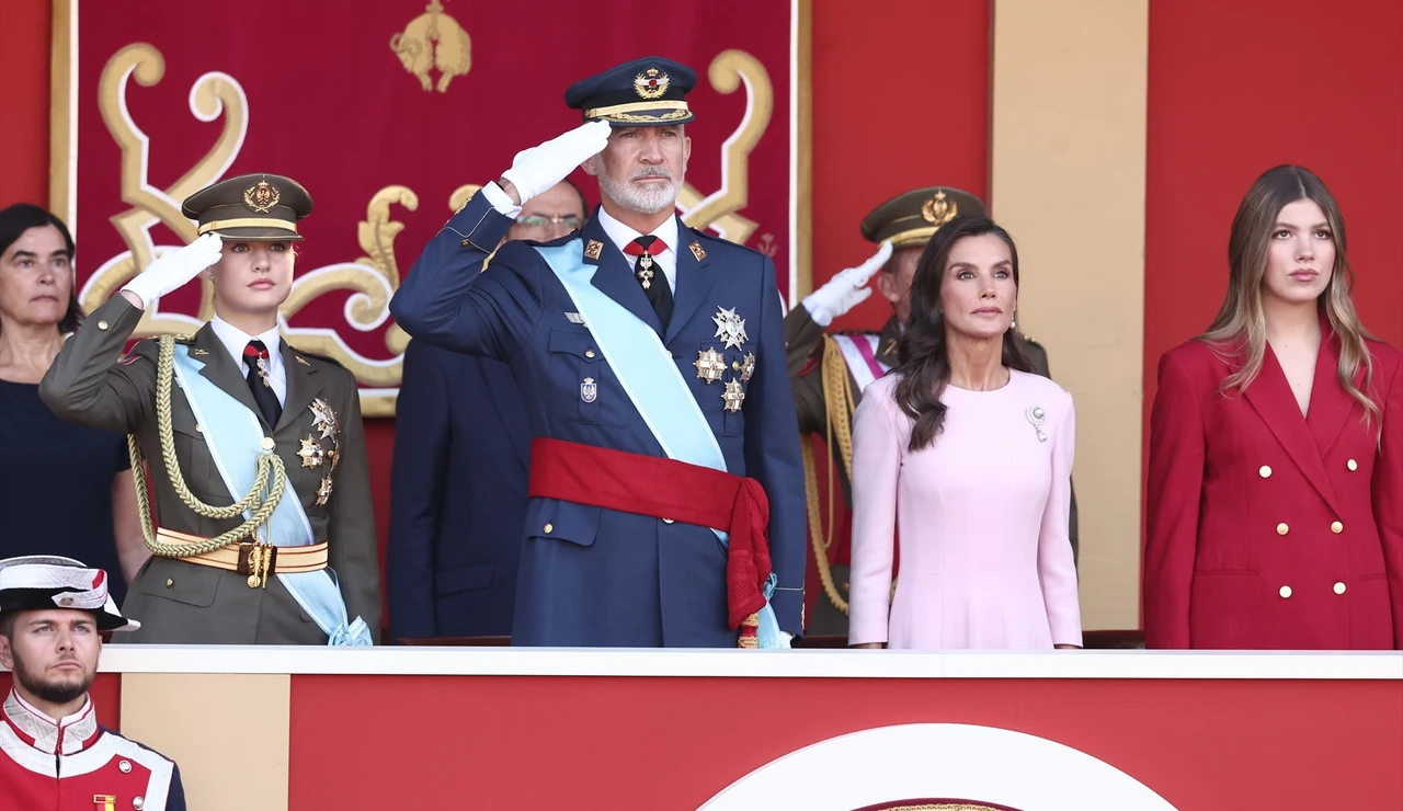 Imagen de la Princesa Leonor; el Rey Felipe VI; la Reina Letizia y la Infanta Sofía, durante el acto solemne de homenaje a la bandera nacional y desfile militar por el 12 de octubre