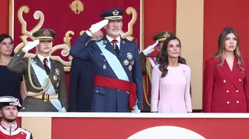Imagen de la Princesa Leonor; el Rey Felipe VI; la Reina Letizia y la Infanta Sofía, durante el acto solemne de homenaje a la bandera nacional y desfile militar por el 12 de octubre Imagen de la Princesa Leonor; el Rey Felipe VI; la Reina Letizia y la Infanta Sofía, durante el acto solemne de homenaje a la bandera nacional y desfile militar por el 12 de octubre