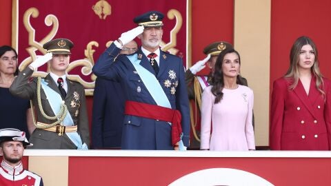 Imagen de la Princesa Leonor; el Rey Felipe VI; la Reina Letizia y la Infanta Sof&iacute;a, durante el acto solemne de homenaje a la bandera nacional y desfile militar por el 12 de octubre