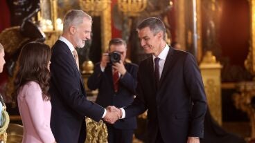 Imagen de Pedro S&aacute;nchez saludando a Felipe VI y Letizia