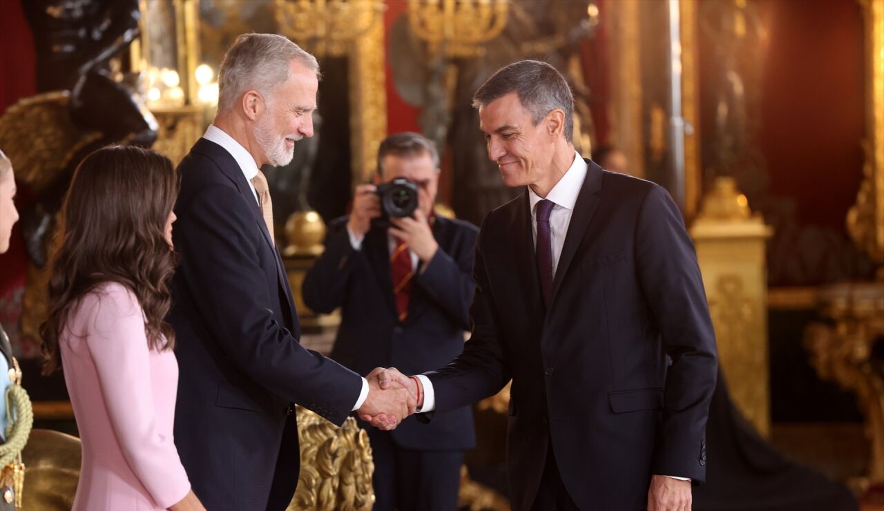 Imagen de Pedro S&aacute;nchez saludando a Felipe VI y Letizia