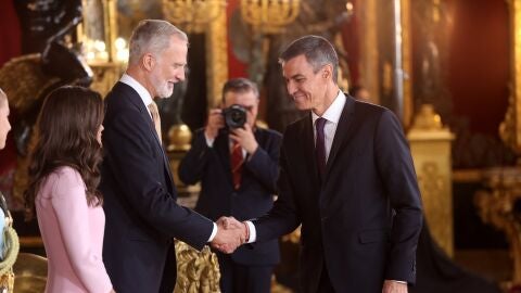 Imagen de Pedro S&aacute;nchez saludando a Felipe VI y Letizia