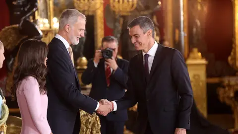 Imagen de Pedro Sánchez saludando a Felipe VI y Letizia Imagen de Pedro Sánchez saludando a Felipe VI y Letizia