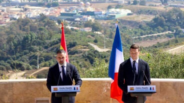 El l&iacute;der de Vox, Santiago Abascal, junto a Jordan Bardella en Ceuta