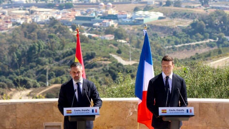 El l&iacute;der de Vox, Santiago Abascal, junto a Jordan Bardella en Ceuta