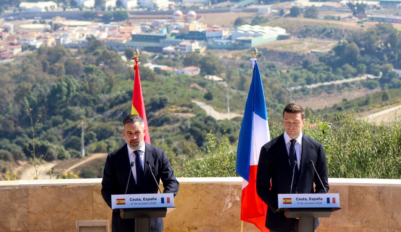 El l&iacute;der de Vox, Santiago Abascal, junto a Jordan Bardella en Ceuta