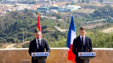 El l&iacute;der de Vox, Santiago Abascal, junto a Jordan Bardella en Ceuta