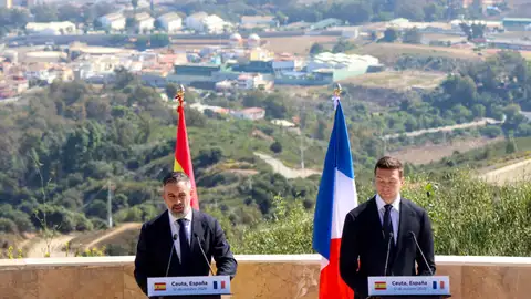 El líder de Vox, Santiago Abascal, junto a Jordan Bardella en Ceuta El líder de Vox, Santiago Abascal, junto a Jordan Bardella en Ceuta