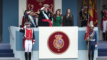 Los reyes Felipe y Letizia, la princesa Leonor y la infanta Sofía, durante el acto solemne de homenaje a la bandera nacional y desfile militar por el 12 de octubre, Día de la Hispanidad Los reyes Felipe y Letizia, la princesa Leonor y la infanta Sofía, durante el acto solemne de homenaje a la bandera nacional y desfile militar por el 12 de octubre, Día de la Hispanidad