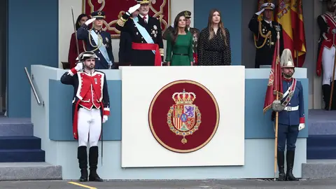 Los reyes Felipe y Letizia, la princesa Leonor y la infanta Sofía, durante el acto solemne de homenaje a la bandera nacional y desfile militar por el 12 de octubre, Día de la Hispanidad Los reyes Felipe y Letizia, la princesa Leonor y la infanta Sofía, durante el acto solemne de homenaje a la bandera nacional y desfile militar por el 12 de octubre, Día de la Hispanidad
