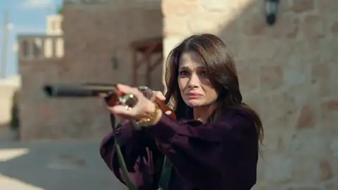 El momento exacto en el que Sadakat empieza a ver a Alya como una Albora: coge la escopeta y lucha por la familia El momento exacto en el que Sadakat empieza a ver a Alya como una Albora: coge la escopeta y lucha por la familia