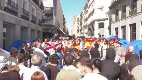 M&aacute;xima tensi&oacute;n en Sol por la llegada de un grupo de personas con banderas espa&ntilde;olas 