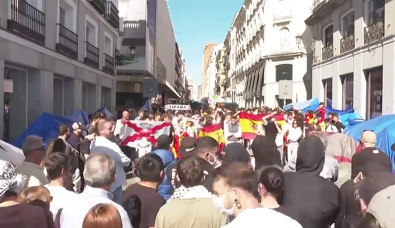Máxima tensión en Sol por la llegada de un grupo de personas con banderas españolas