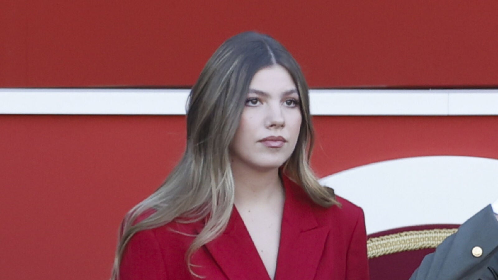 La infanta Sofía reaparece en el Día de la Hispanidad 2026 con un traje de chaqueta rojo