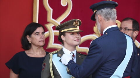 El rey Felipe VI le coloca el Toisón de Oro a la princesa Leonor