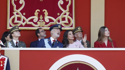 Los reyes Felipe y Letizia, la princesa Leonor y la infanta Sofía, presiden juntos el desfile del Día de la Hispanidad