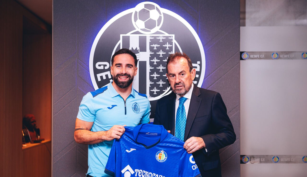 Dani Carvajal posa junto al presidente del Getafe, &Aacute;ngel Torres