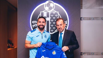 Dani Carvajal posa junto al presidente del Getafe, &Aacute;ngel Torres