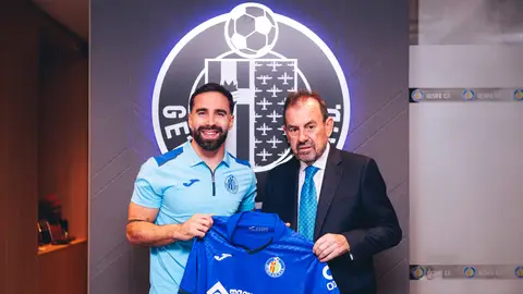 Dani Carvajal posa junto al presidente del Getafe, Ángel Torres Dani Carvajal posa junto al presidente del Getafe, Ángel Torres