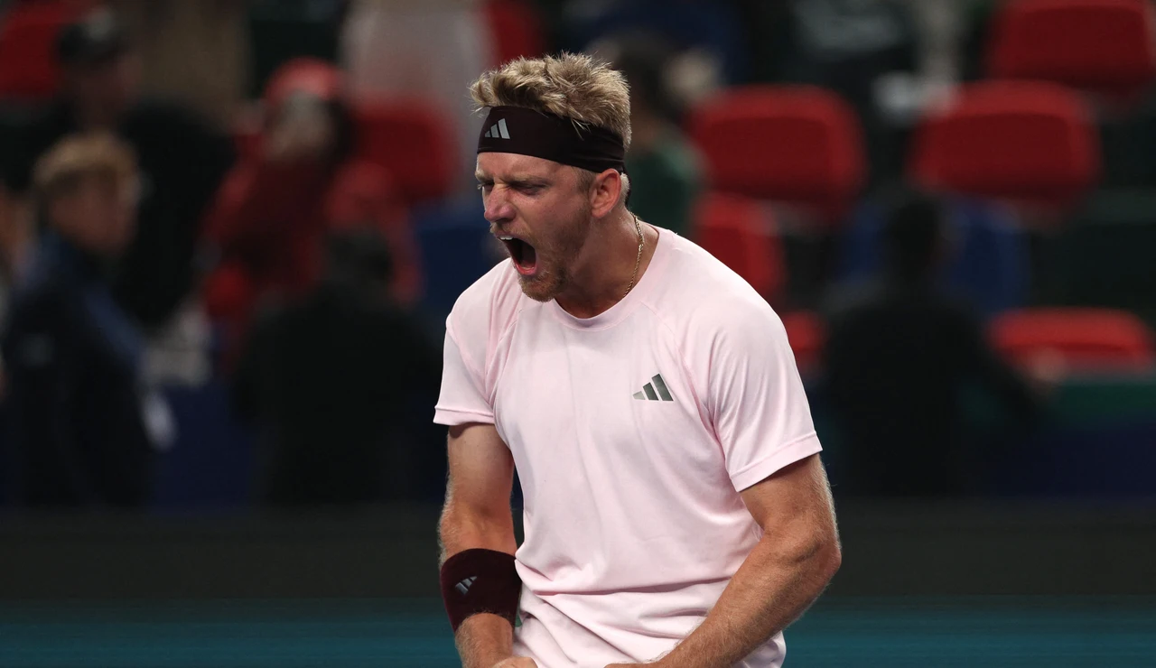 Alejandro Davidovich Fokina celebra su victoria ante Hurkacz en Shanghái