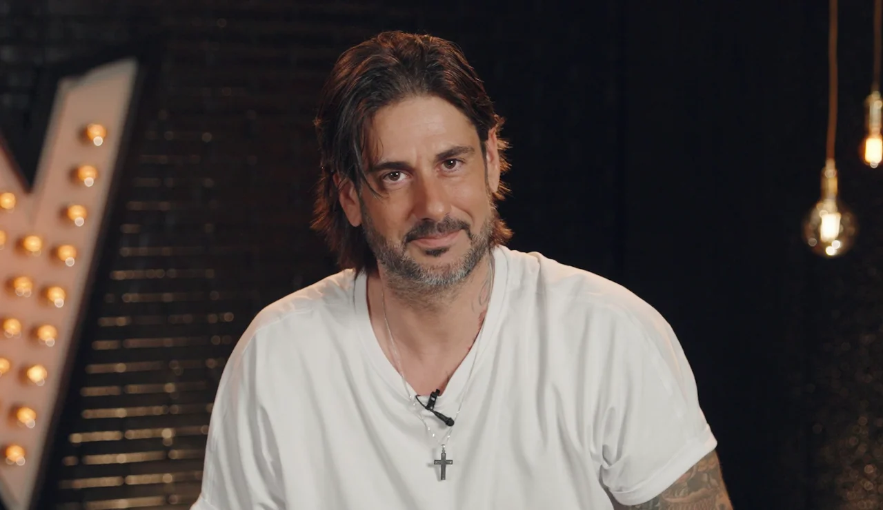 Melendi se define como un "asturiano adorable" en las palabras encadenadas de La Voz